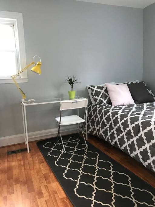 #1 Maverick MBTA Small 2bedroom Apartment 1